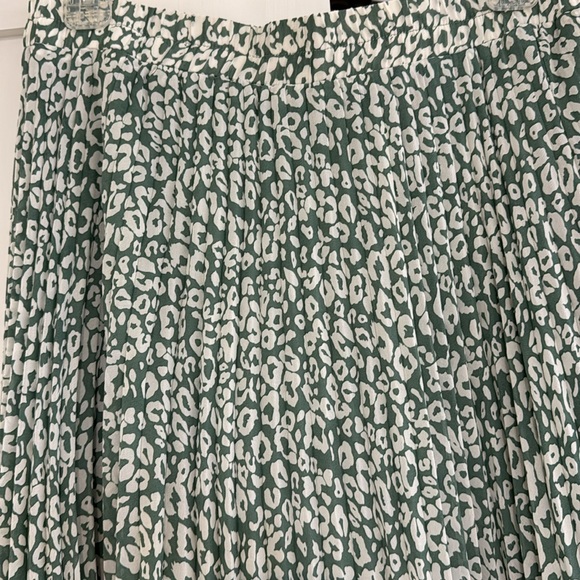 Sage green leopard maxi skirt - Picture 2 of 2